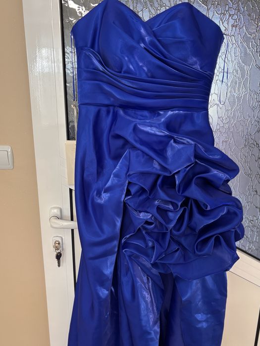 Официална роклия