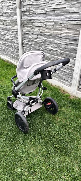 Vând carucior Quinny