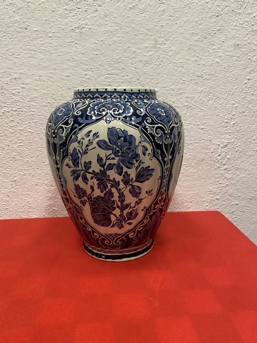 Холандска порцеланова ваза с капак на Delft