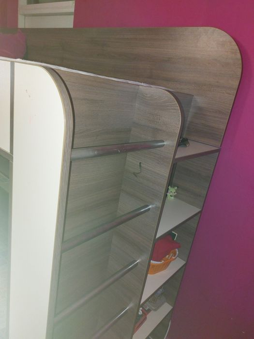 Двуетажно легло с бюро