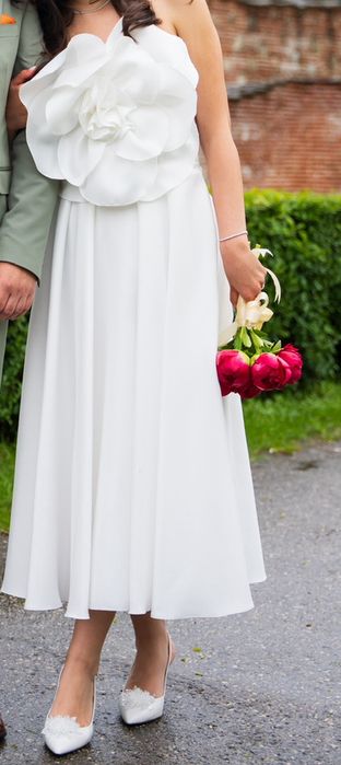 Rochie elegantă NISSA din tafta cu floare pe bust – mărimea 38