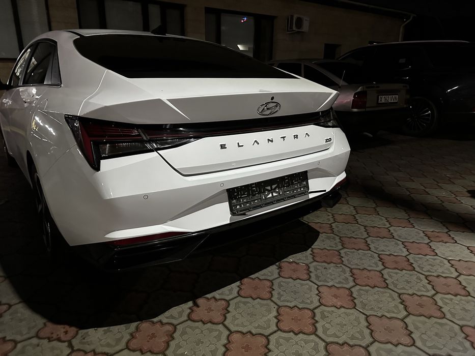 Задний бампер на Hyundai Elantra 2021 года.