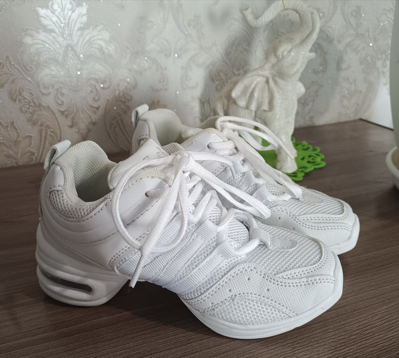 Кроссовки для танцев