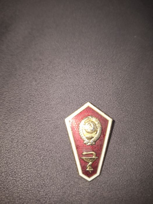 Продам значок Медицина
