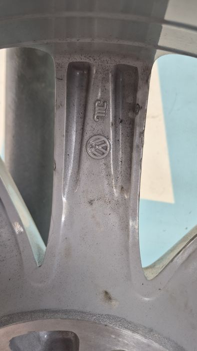 Оригинална джанта Фолксваген 5/112 VW Passat 5x112

Употребявани, Шуме