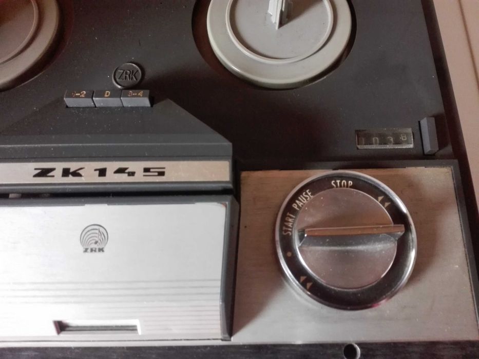 Магнетофон , транзистор и домашна везна.