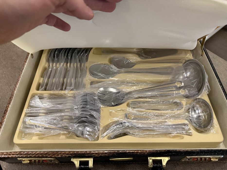 Комплект прибори - 72 части, Чисто нов