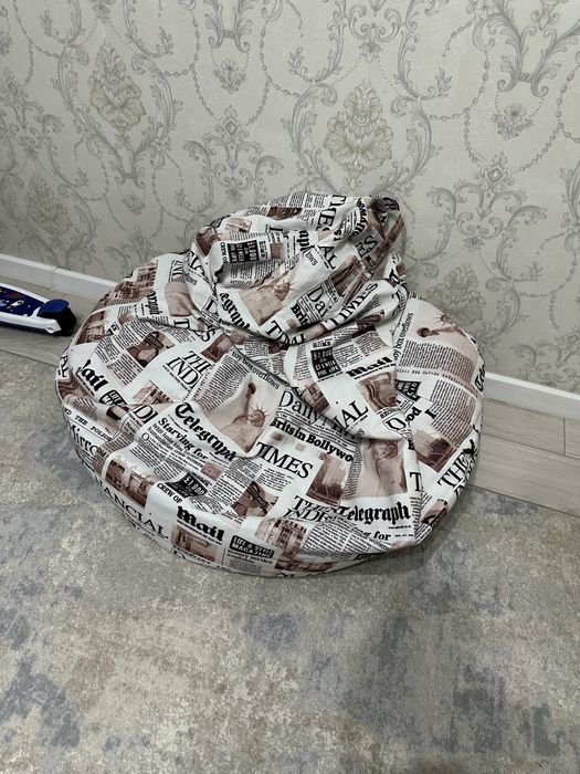 пуфик белый.