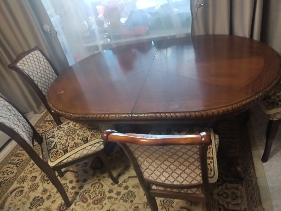 Продаётся стол со стульями.