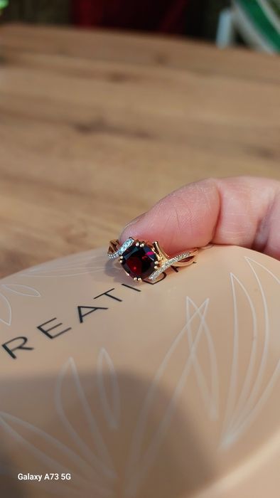 Золотое кольцо с Гранатам и Бриллиантами