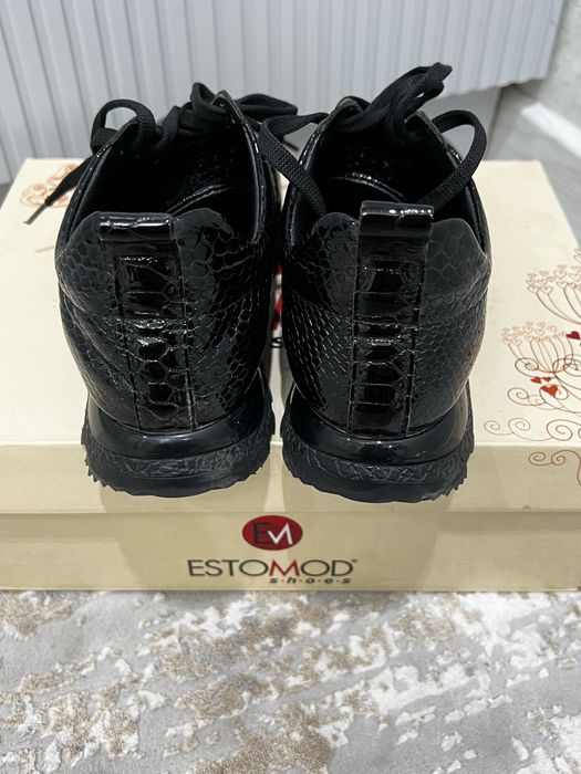 Кожаные кроссовки