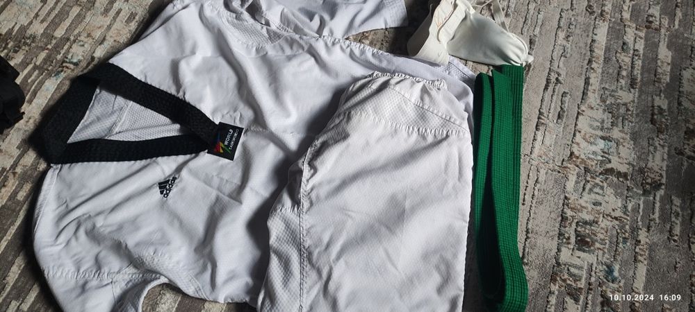 Комплект для таэквондо.