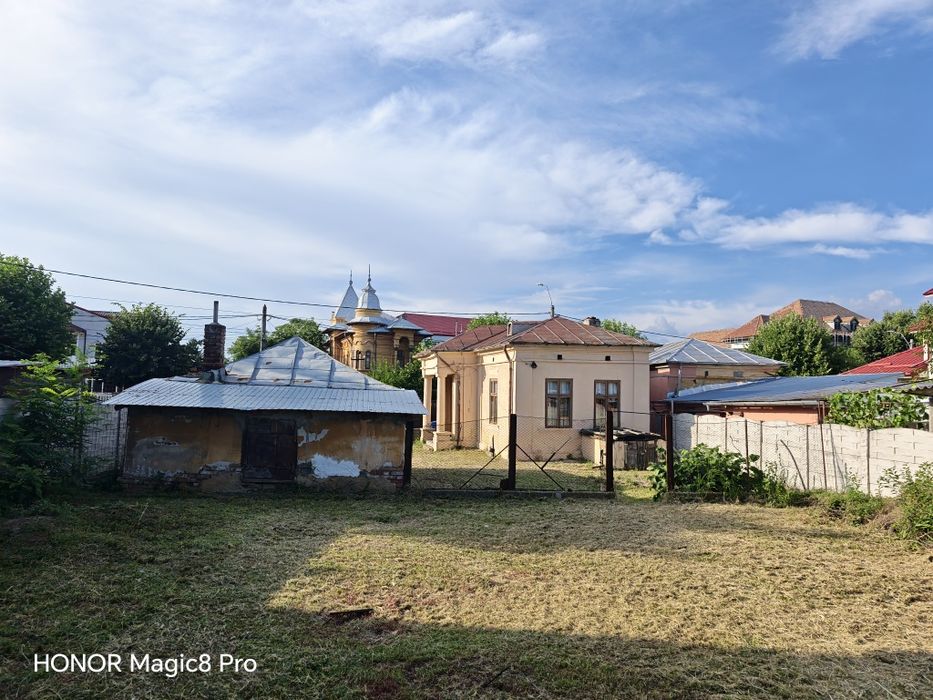 De vanzare (de inchiriat) , in zona centrala, casa cu curte de 1100mp