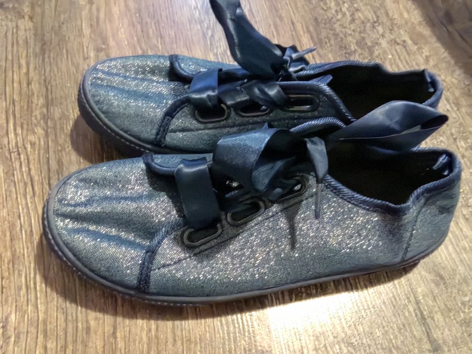 Кецове и сникърси момиче