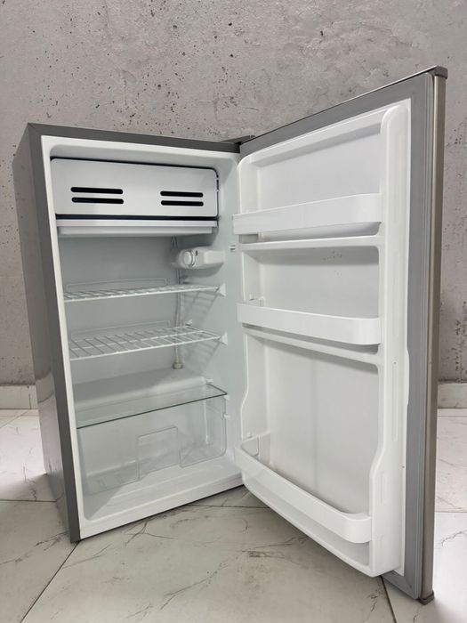 Хододильник серого цвета новый