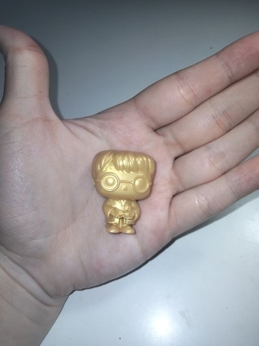 Золотая фигура Гарри Поттер.