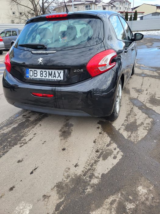 Vând Peugeot 208