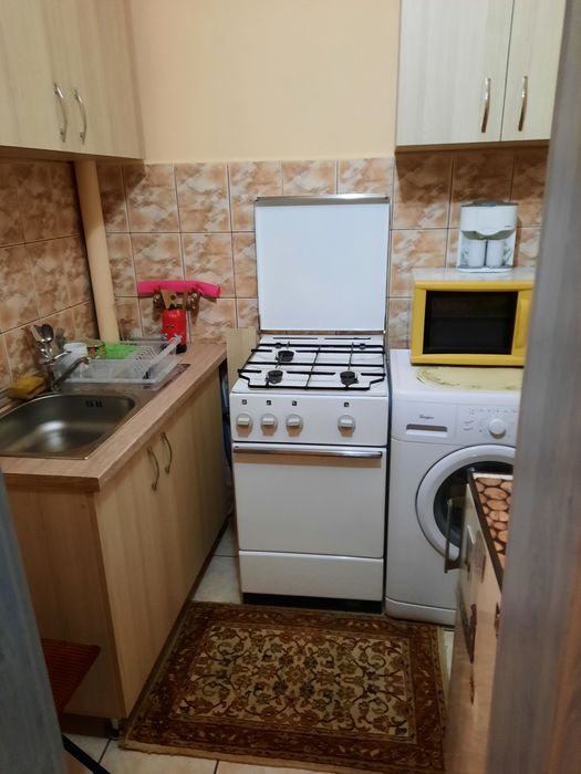 Închiriez garsonieră  cf 1, central, str Praporgescu etaj 1, mobilat și utilat. Preț 200EUR