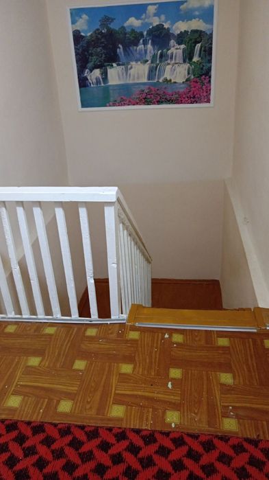 2 Qavatli xovli sotiladi, xamma sharoitlarga ega.