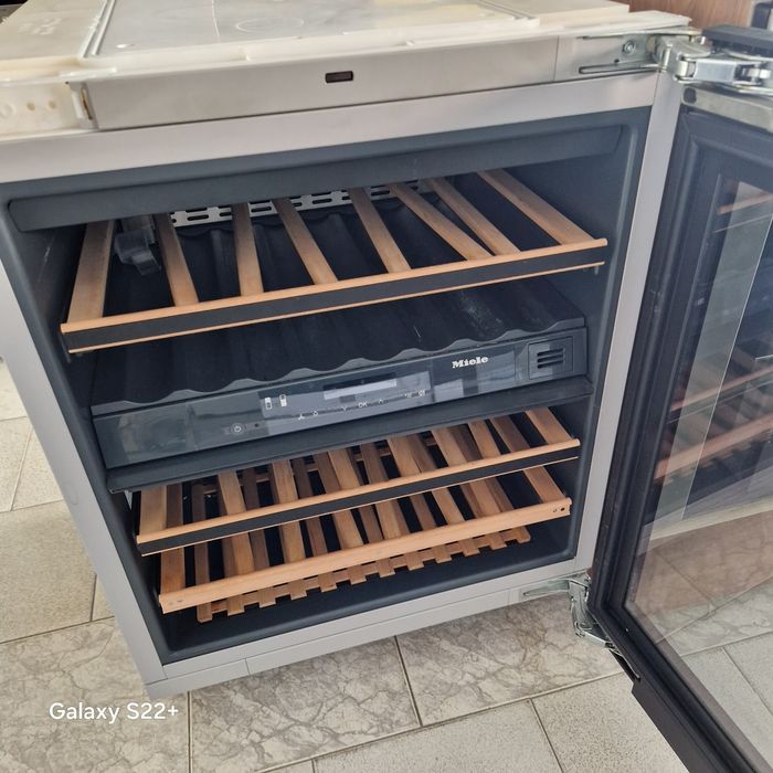 Винен охладител за вграждане под плот MIELE KWT 6322 UG