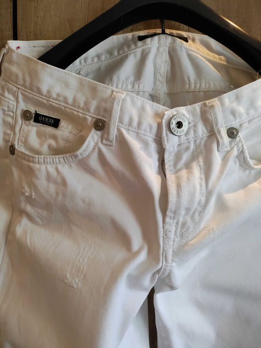 Дамски дънки Guess! В отлично състояние, без забележки.