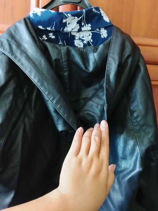 Кожаная куртка- женская.
