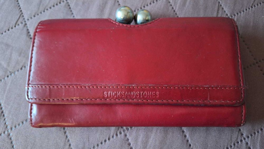 ПОДАРЯВАМ дамски портфейл