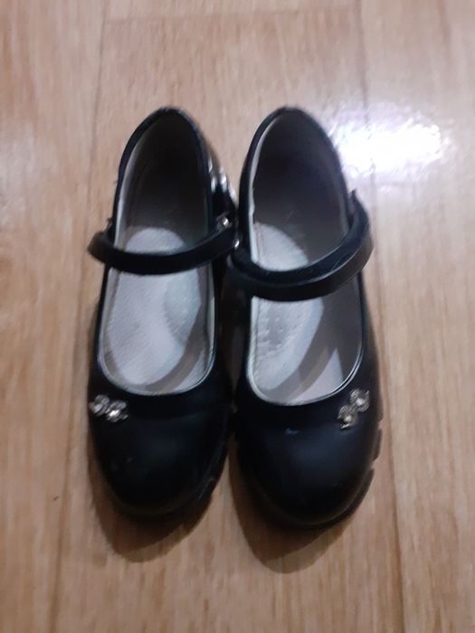 Продам туфли для девочек  в школу.