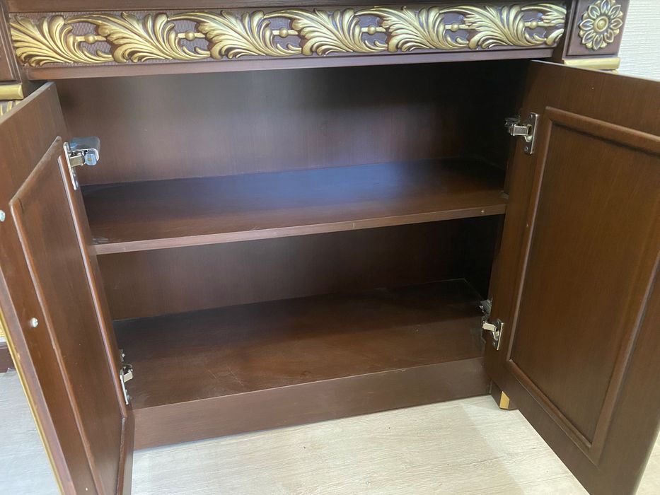 Шкаф для посуды золотистым покрытием