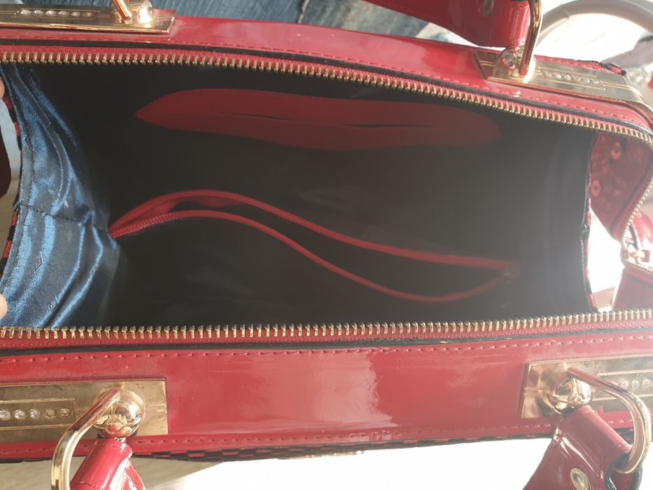 Нова твърда чанта