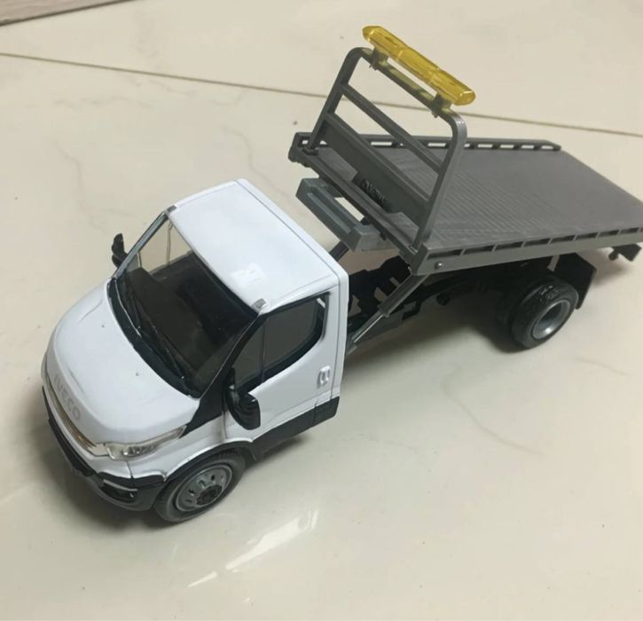 Игрушечная модель  эвакуатор Iveco