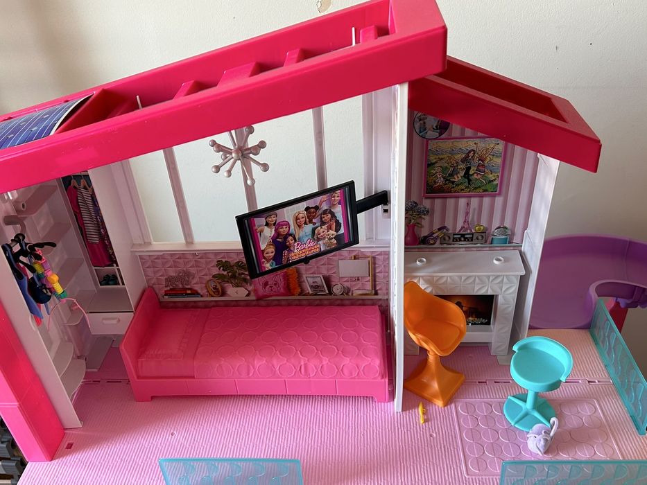 Casa Barbie Dreamhouse cu accesorii incluse
