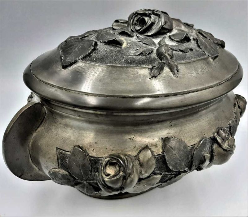 Splendid vas vechi art nouveau designer A.THEVENIN din spelter ( argint in compozitie) manopera superba trandafiri relief
