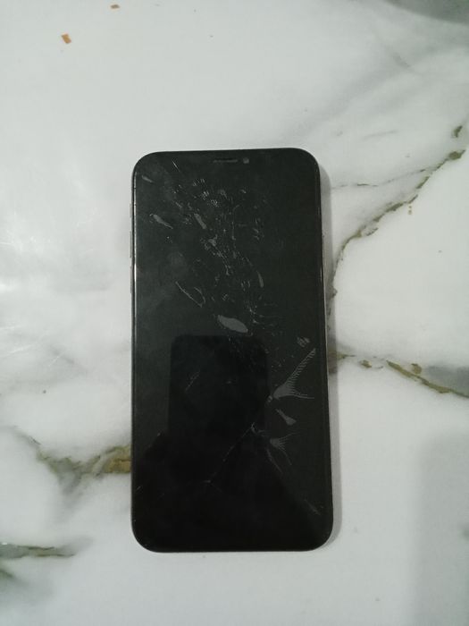 Продам Айфон XS.