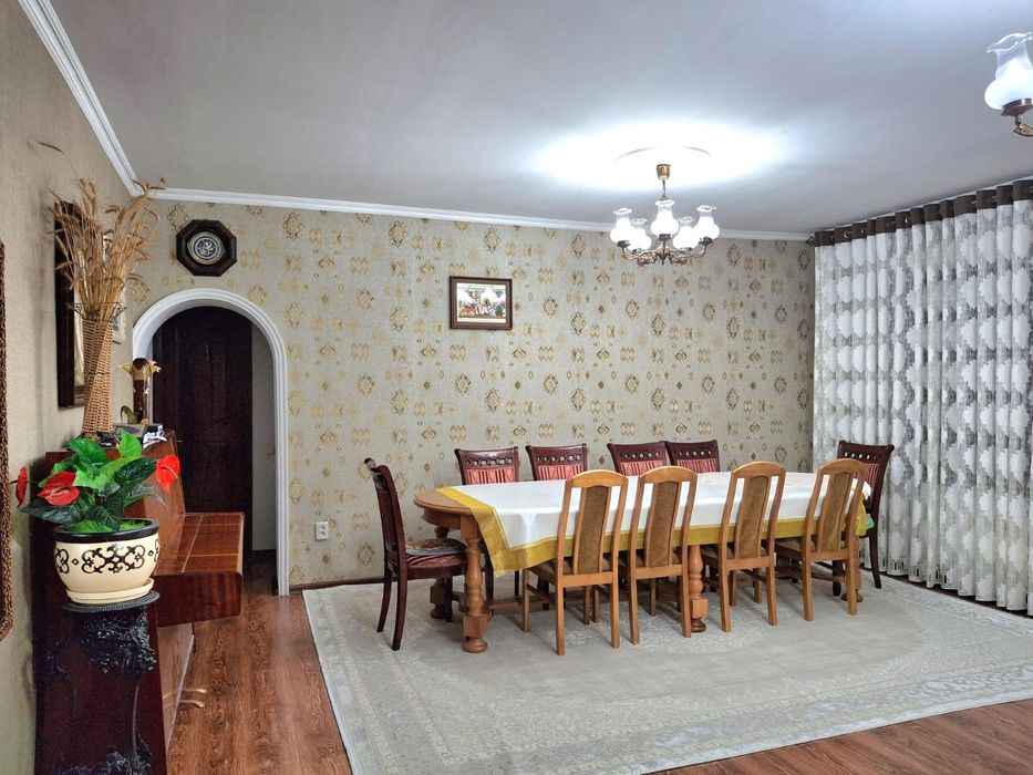 4 бөлмелі пәтер сатылады қаланың орталық бөлігінде.