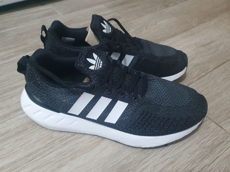 Маратонки Adidas Swift Run 22