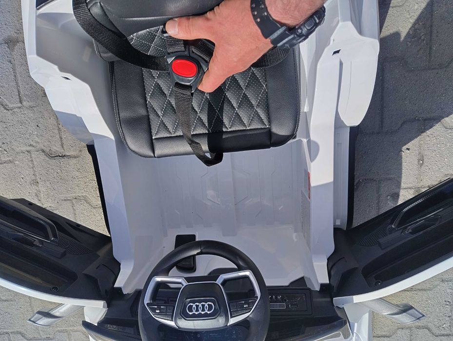 AUDI Акумулаторен джип Audi Sportback