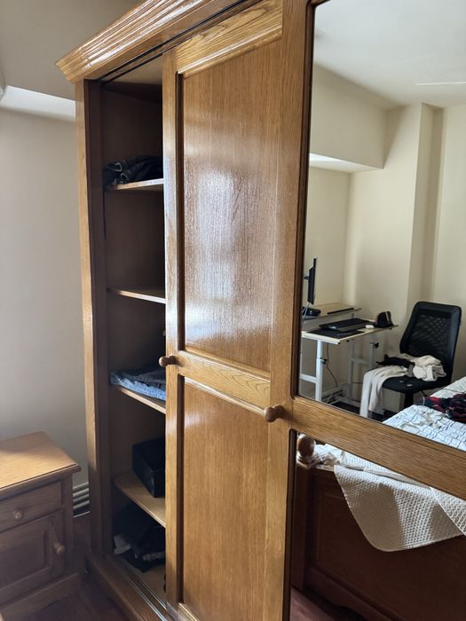 Dormitor lemn masiv (pat 160x200 + 2 noptiere + șifonier) – stare foarte bună
