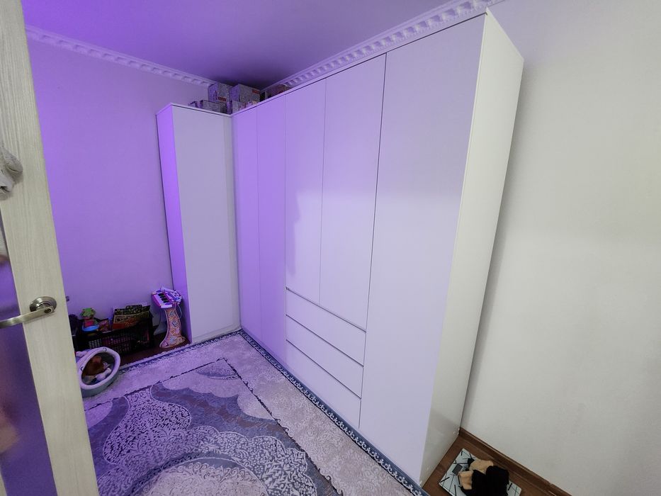 Шкаф белый с зеркалом