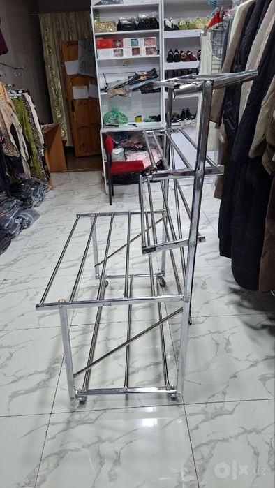Kiyimlar va oyoq kiyimlar uchun stend