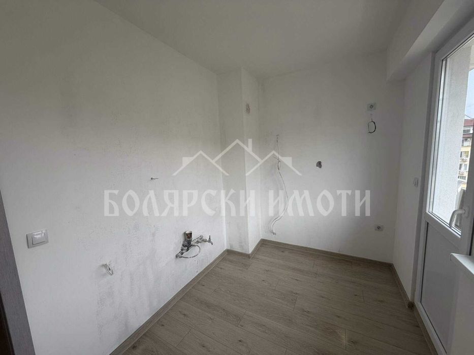 Реновирана Южна гарсониера в кв.Бузлуджа