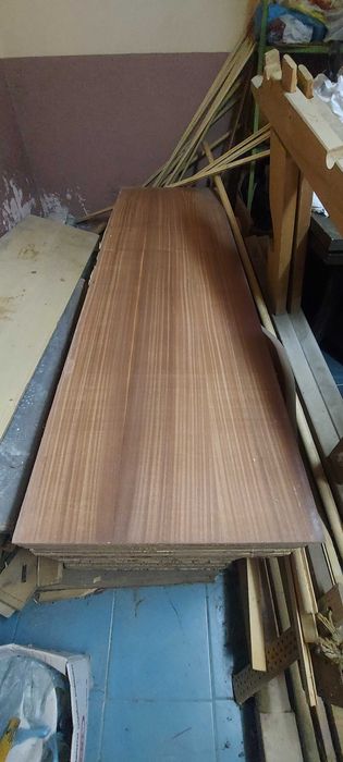 ПДЧ плоскости с естествен фурнир от червен махагон