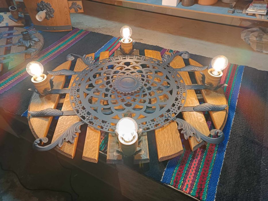 Ръчна изработка на битово осветление от дъно на дъбово буре.