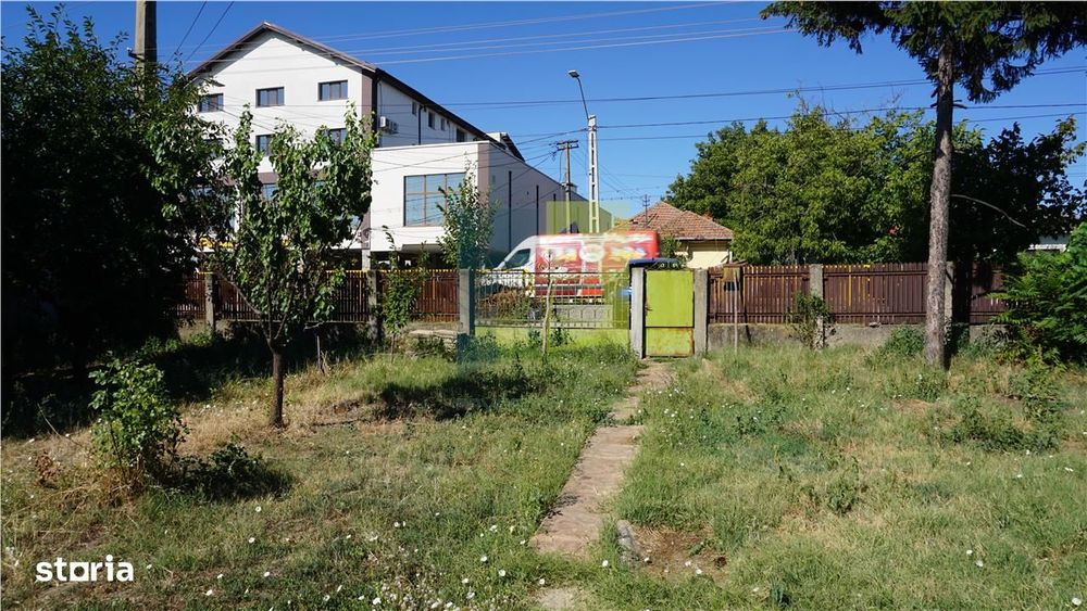 Teren stradal cu casa veche in Podari - toate utilitatile
