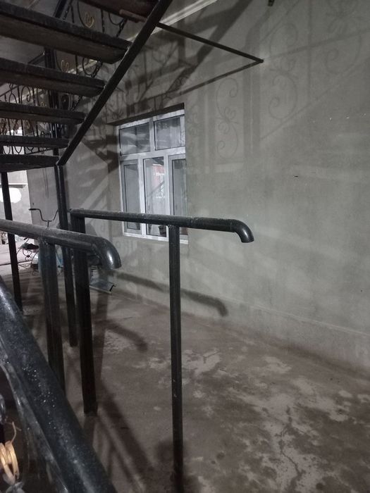 Ijaraga uy qarshi shahar poyiz vogzal. Bozor orqa tomonida joylashgan.