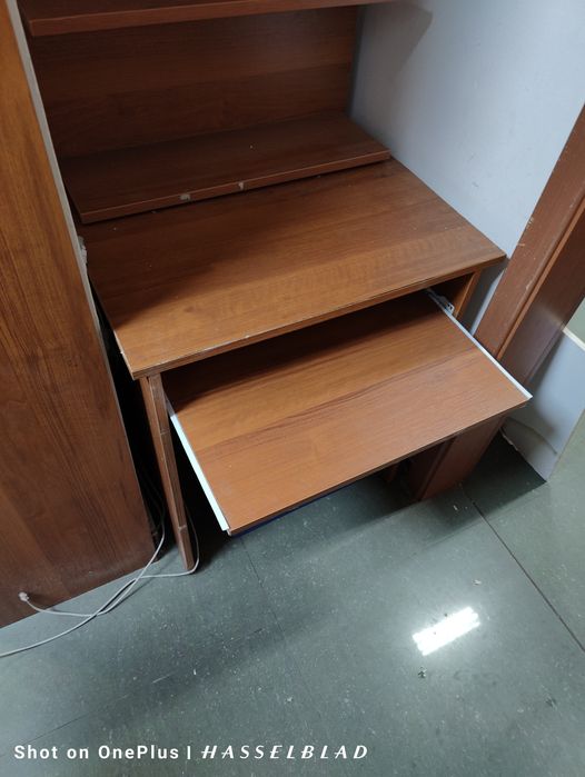 Шкаф с етажерка и допълнително ниво за клавиатура за компютър