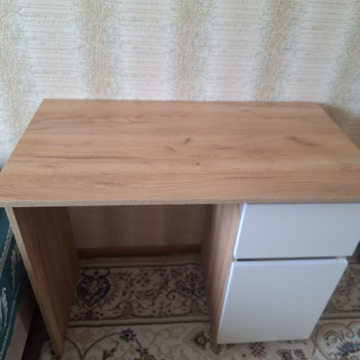 Продам. Для школьников. Стол
