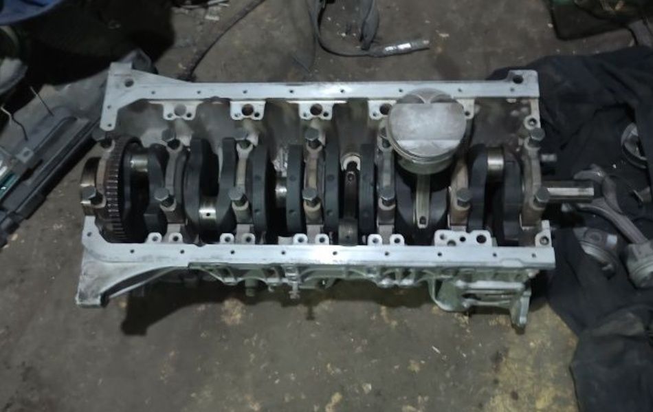 Продам Блок ДВС м54в28