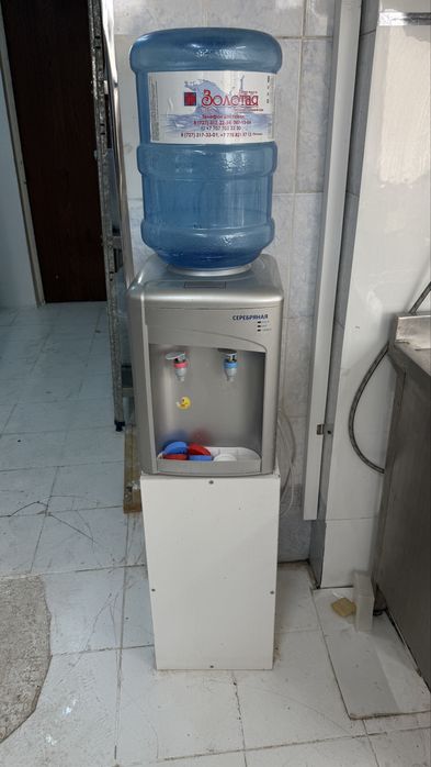 Продам диспенсер с бутылем