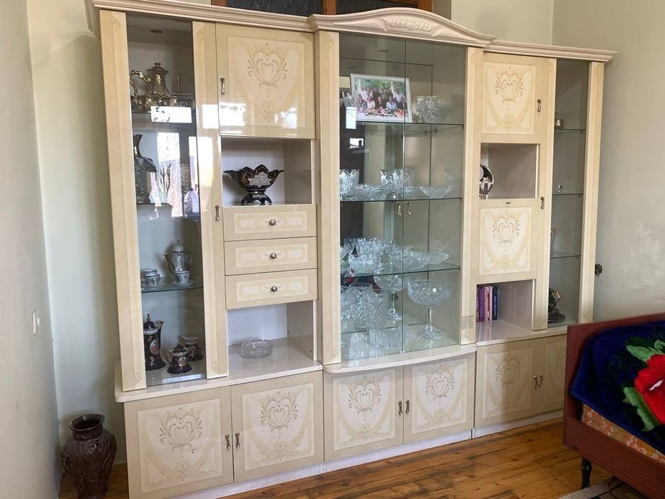 Итальянская гостиная / витрина, белая классик, лак - цена: 4млн сум
